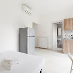 아파트 Cimiano M2 Cozy With Balcony 밀라노